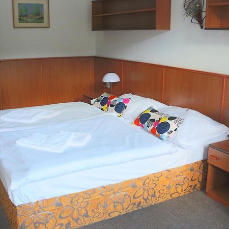 Hotel Maredis โกเชนอฟ ภายนอก รูปภาพ