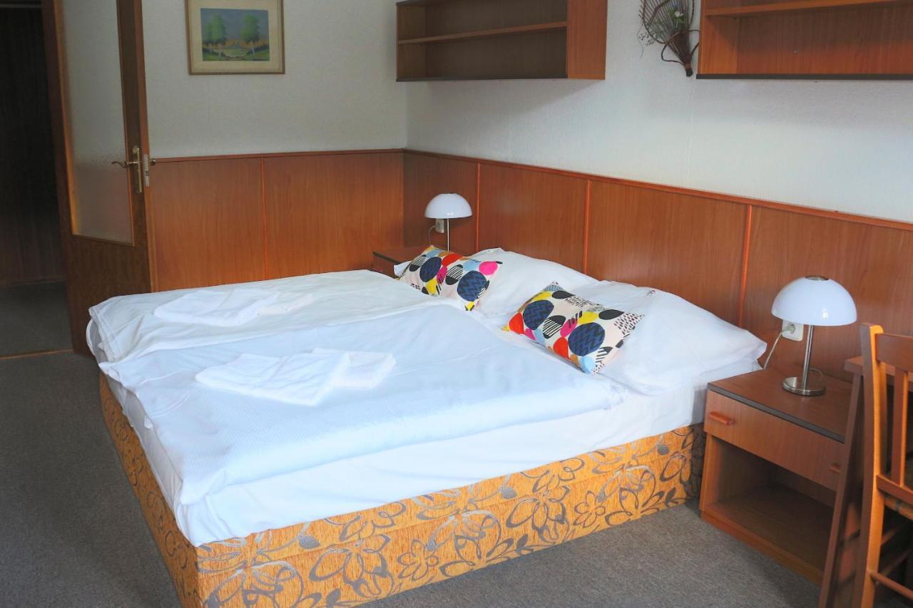 Hotel Maredis โกเชนอฟ ภายนอก รูปภาพ